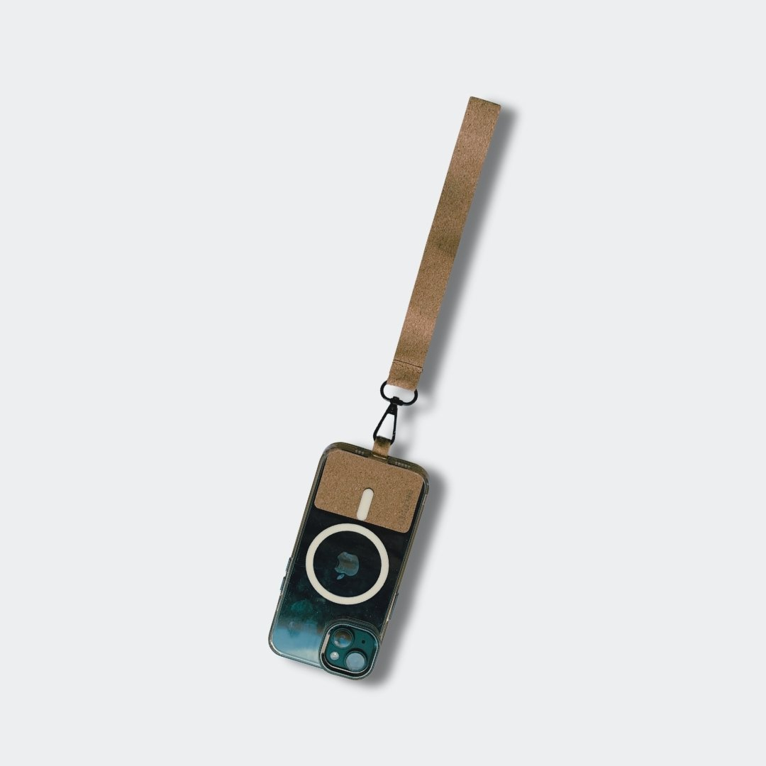 lanyard de corcho para celular en uso
